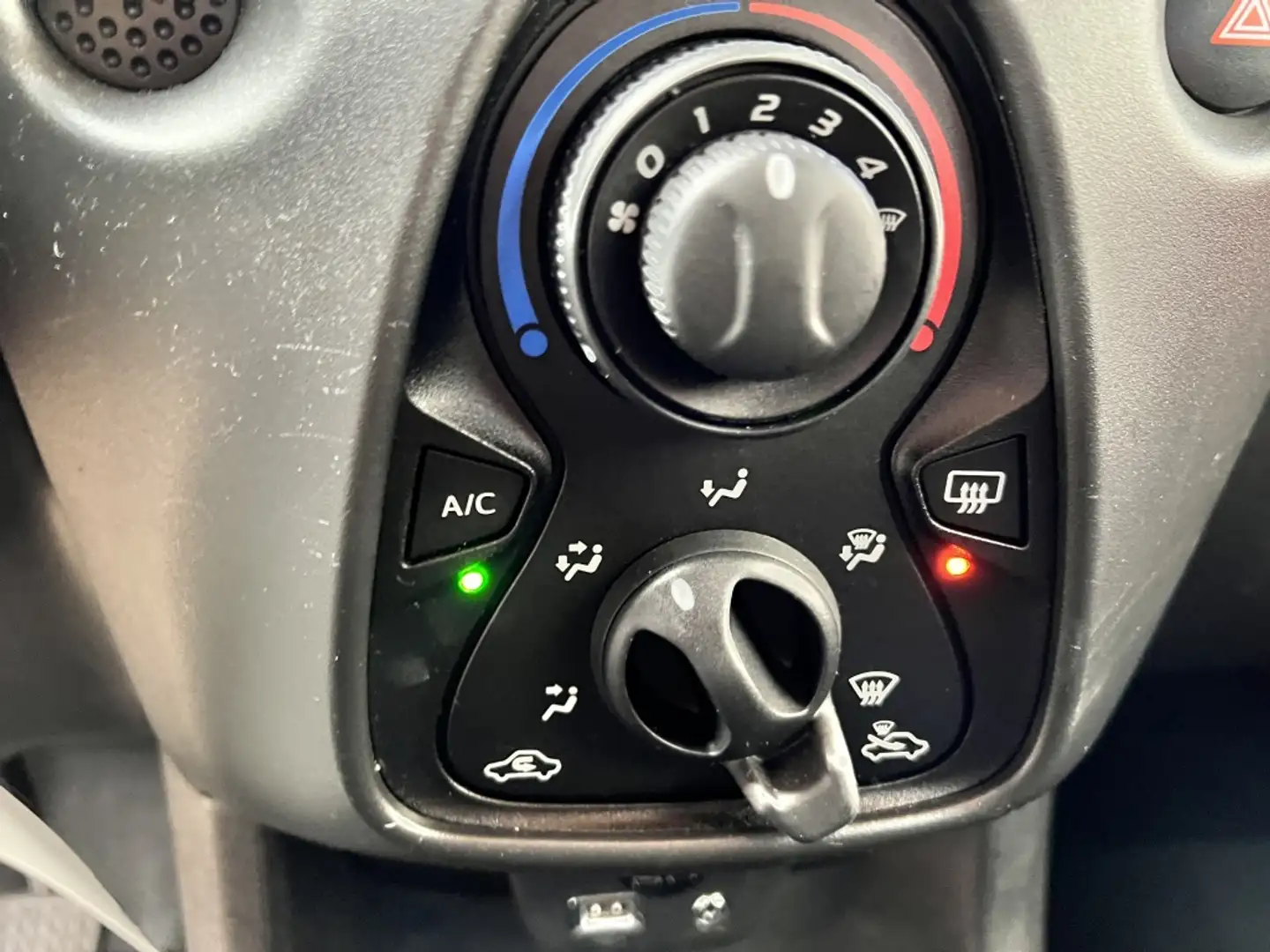 Toyota Aygo 1.0 VVT-i x-fun Airco BT Telefoon Usb Rouge - 2