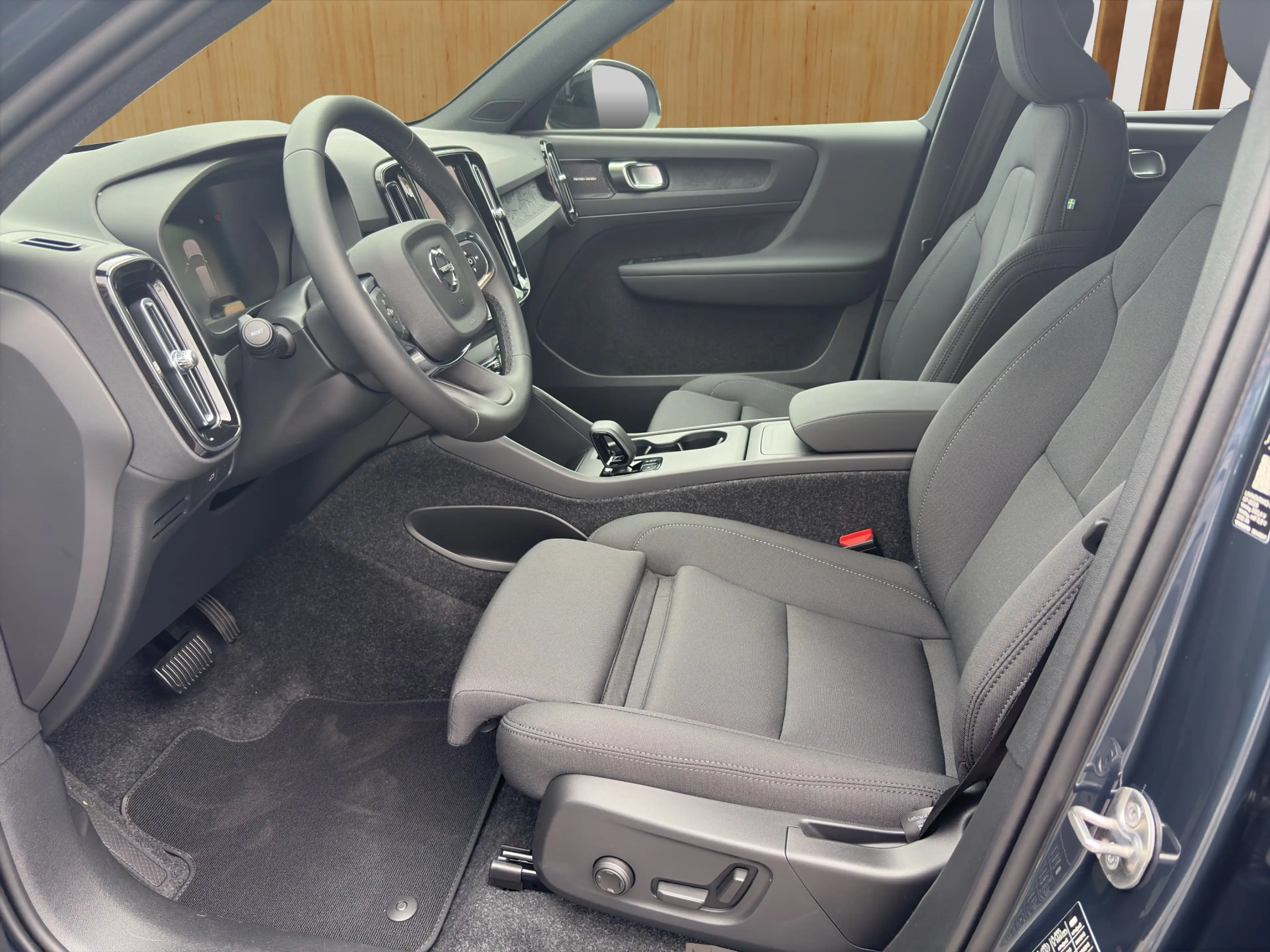 Volvo EX40 185 kW Single Motor Extended Range RWD Plus Black — photo 8