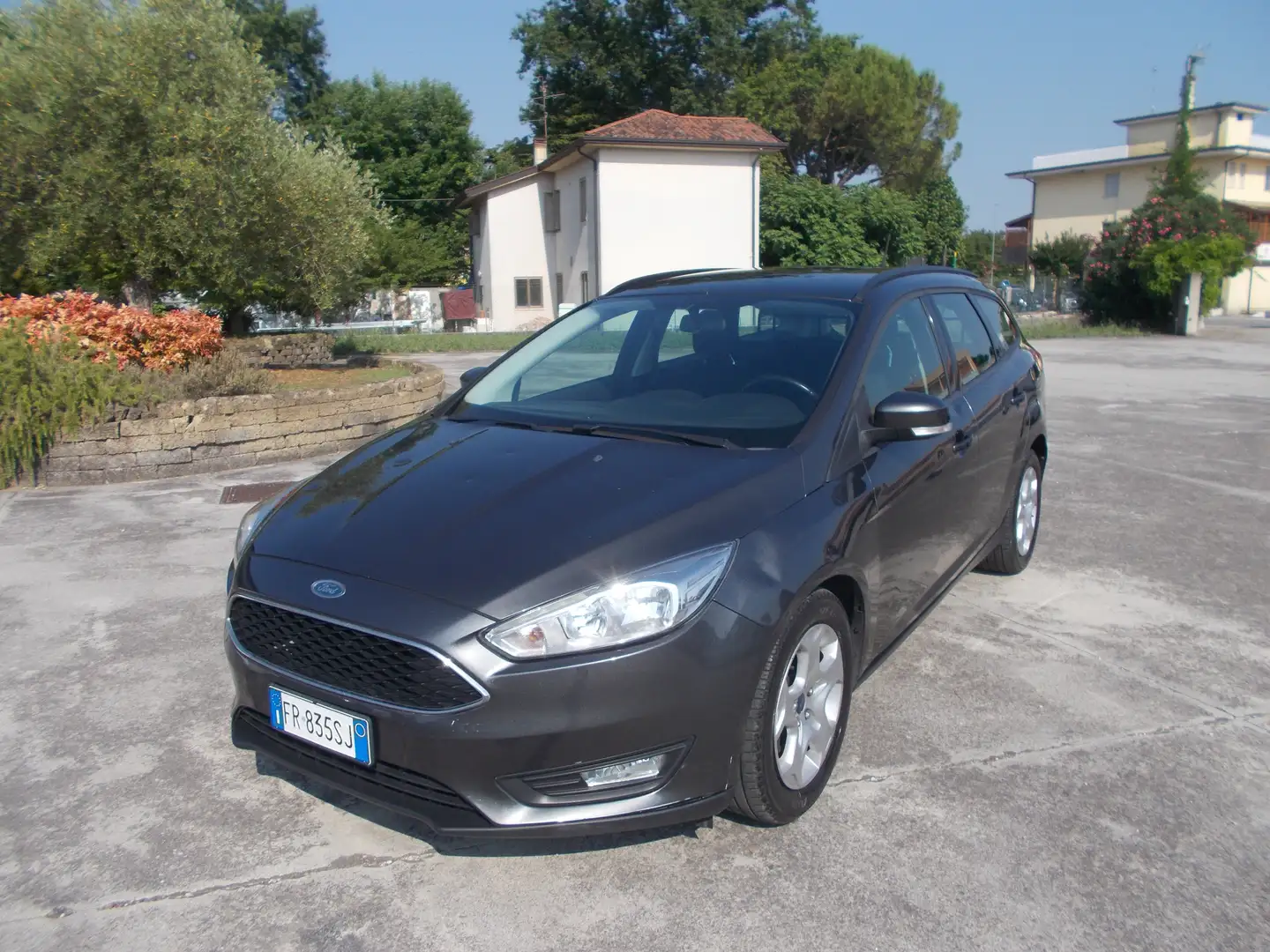 Ford Focus SW 1.5 tdci Business  AUTOCARRO Grau - 1