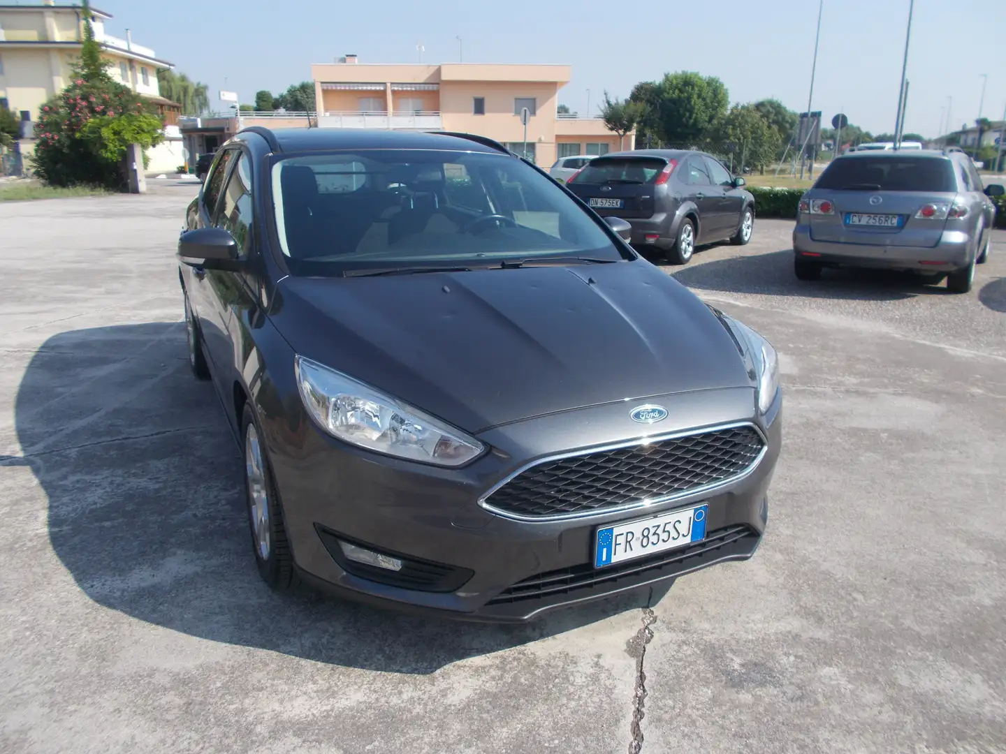 Ford Focus SW 1.5 tdci Business  AUTOCARRO Grau - 2