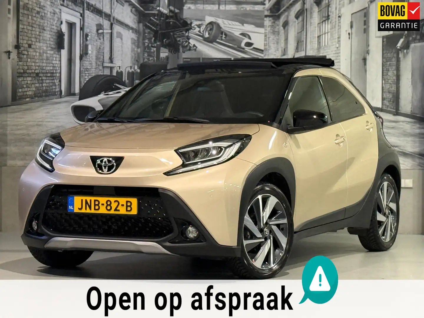 Toyota Aygo X 1.0 VVT-i S-CVT Premium *Open Dak, Navi, Trekhaak* Bruin - 1