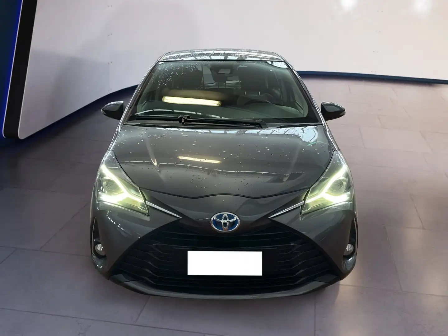 Toyota Yaris III 2017 5p 1.5 hybrid Active my18 Gris - 1