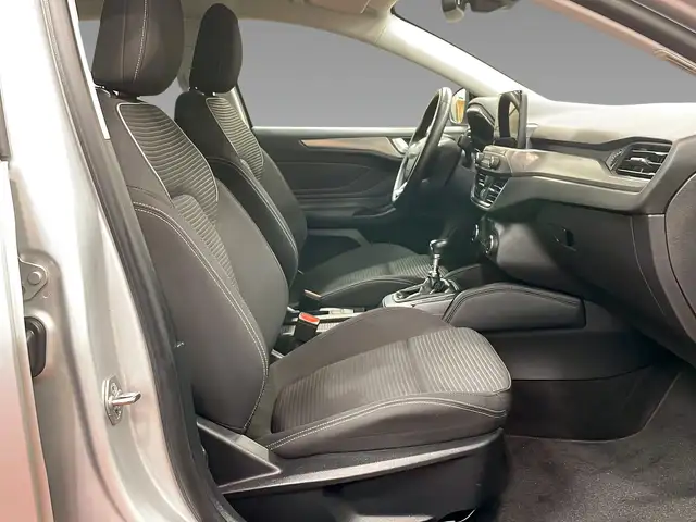 Ford Focus view 12