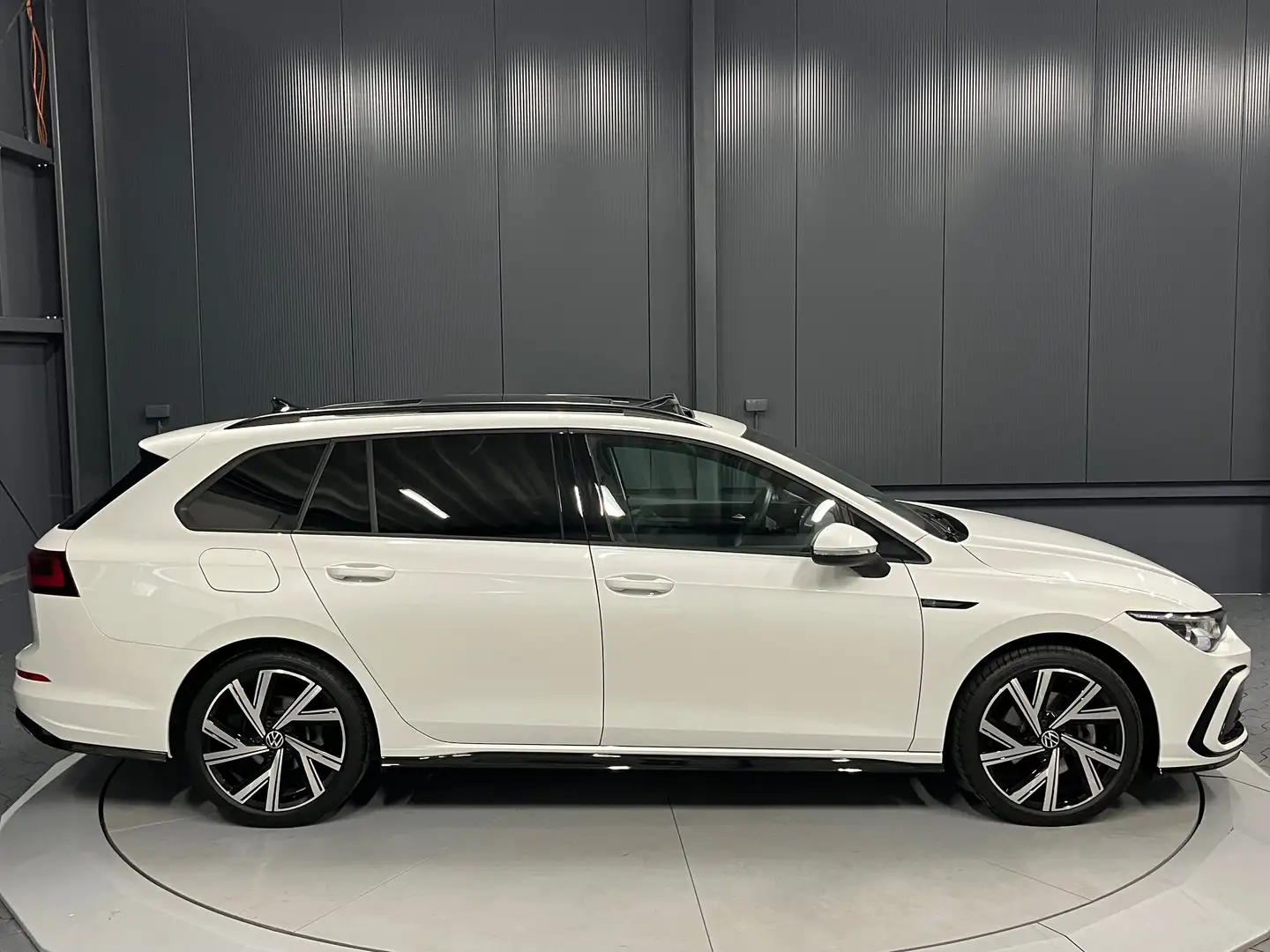 Volkswagen Golf Variant VIII R-Line*18Zoll*PANORAMA*VW-GARANTIE*Metallic* Weiß - 1