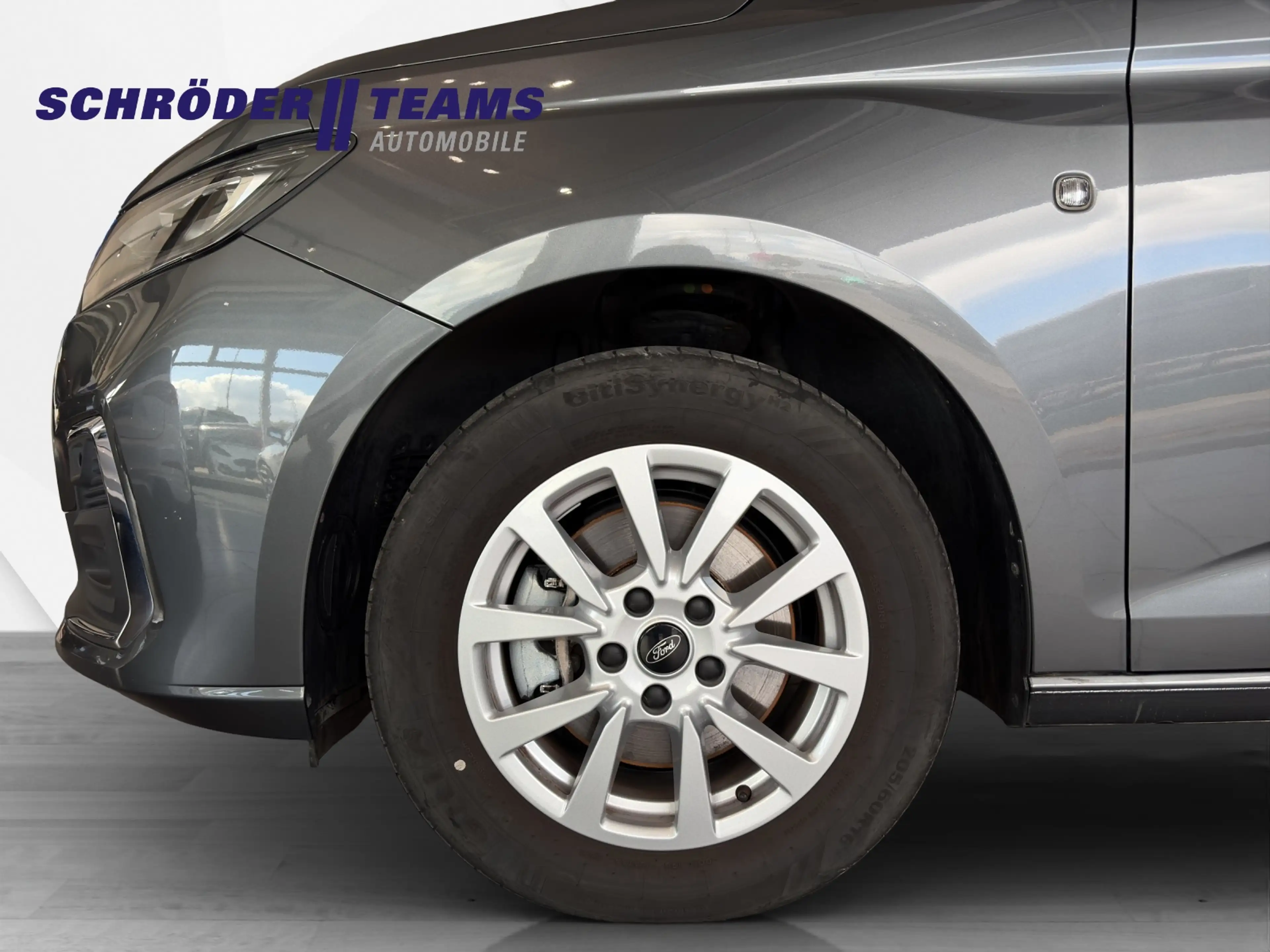 Ford Grand Tourneo Connect Titanium — photo 8