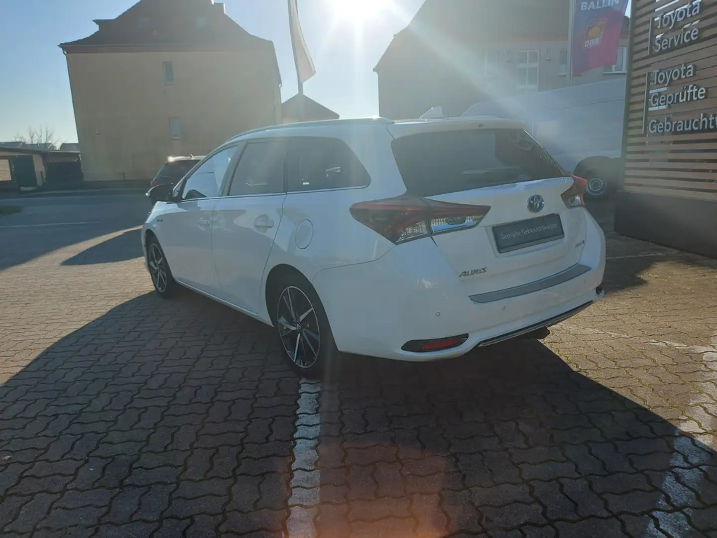 Toyota Auris Touring Sports 1.8 Hybrid Team D Weiß - 2