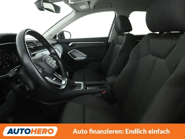 Audi Q3 view 10