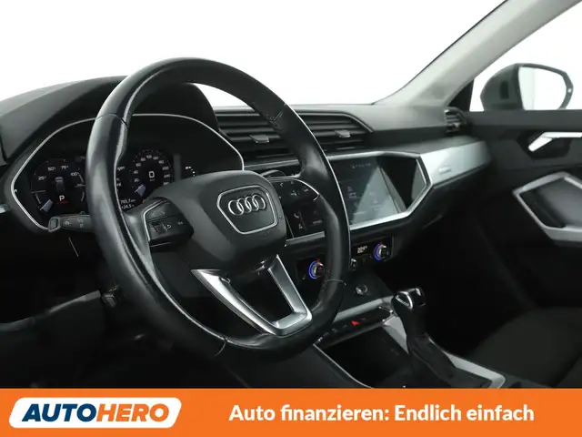 Audi Q3 view 11