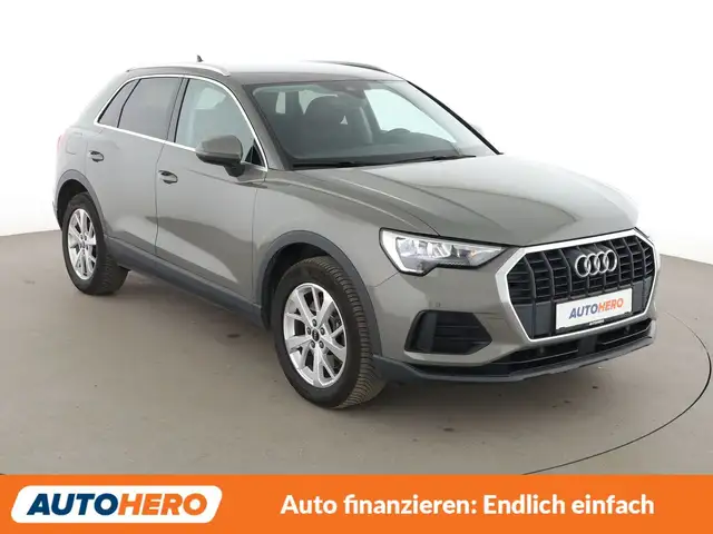 Audi Q3 view 8