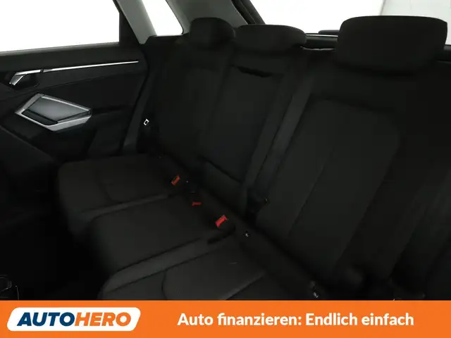Audi Q3 view 14