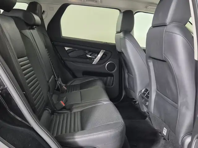 Land Rover Discovery Sport view 3