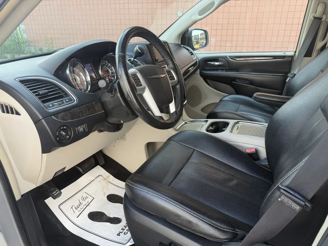 Chrysler Town & Country снимка Chrysler Town & Country