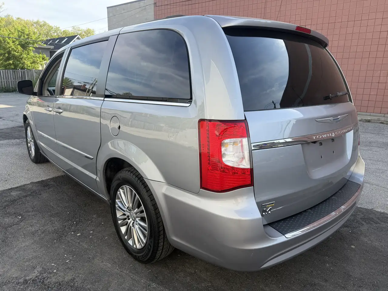 Chrysler Town & Country снимка Chrysler Town & Country