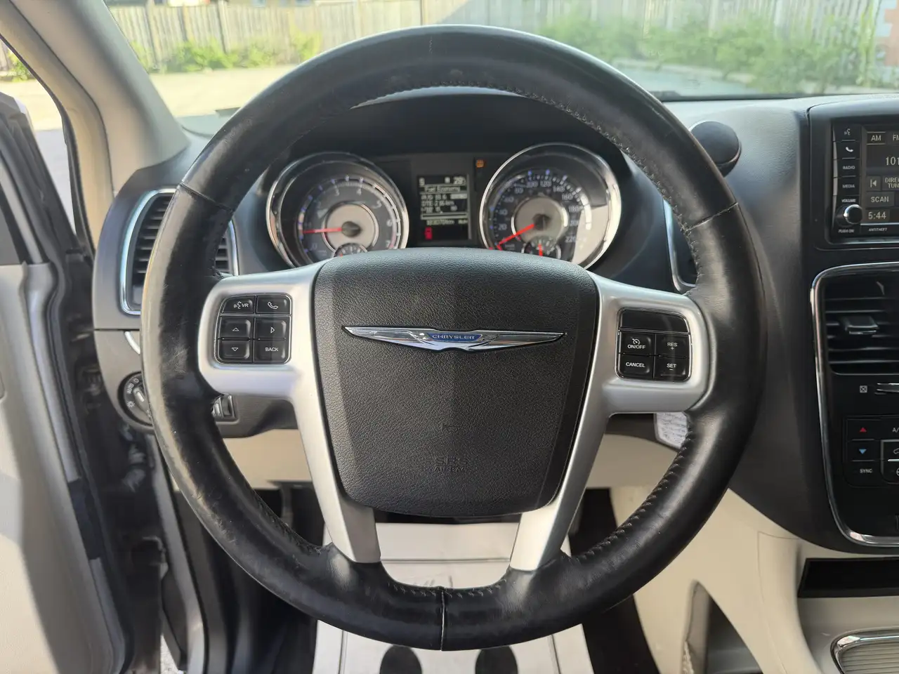 Chrysler Town & Country снимка Chrysler Town & Country