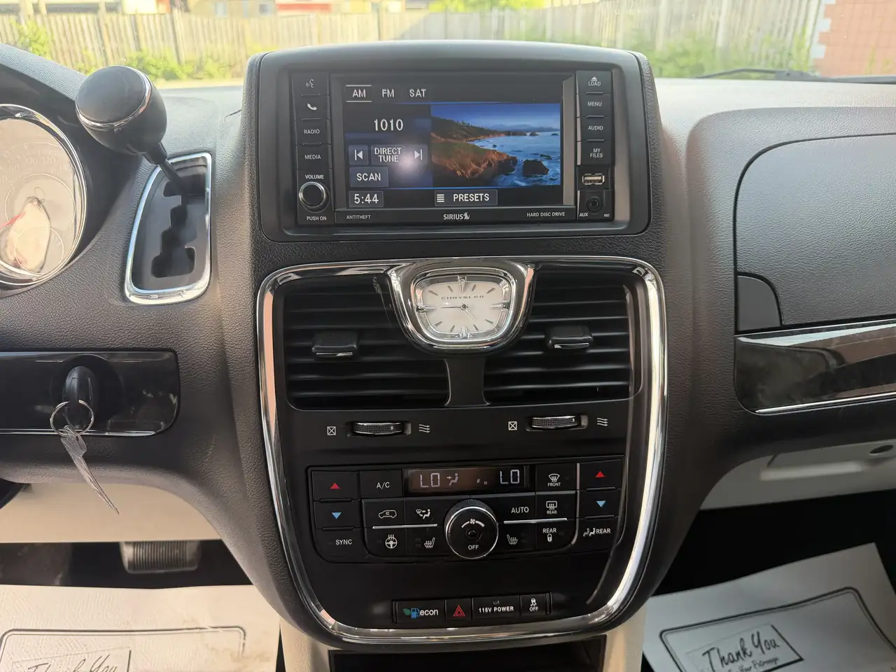 Chrysler Town & Country снимка Chrysler Town & Country
