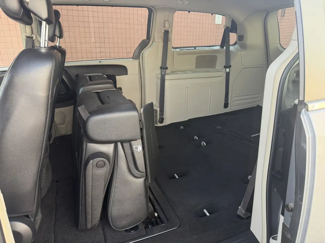Chrysler Town & Country снимка Chrysler Town & Country