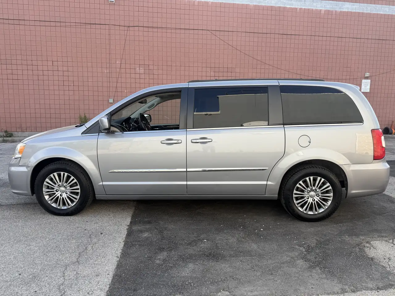 Chrysler Town & Country снимка Chrysler Town & Country