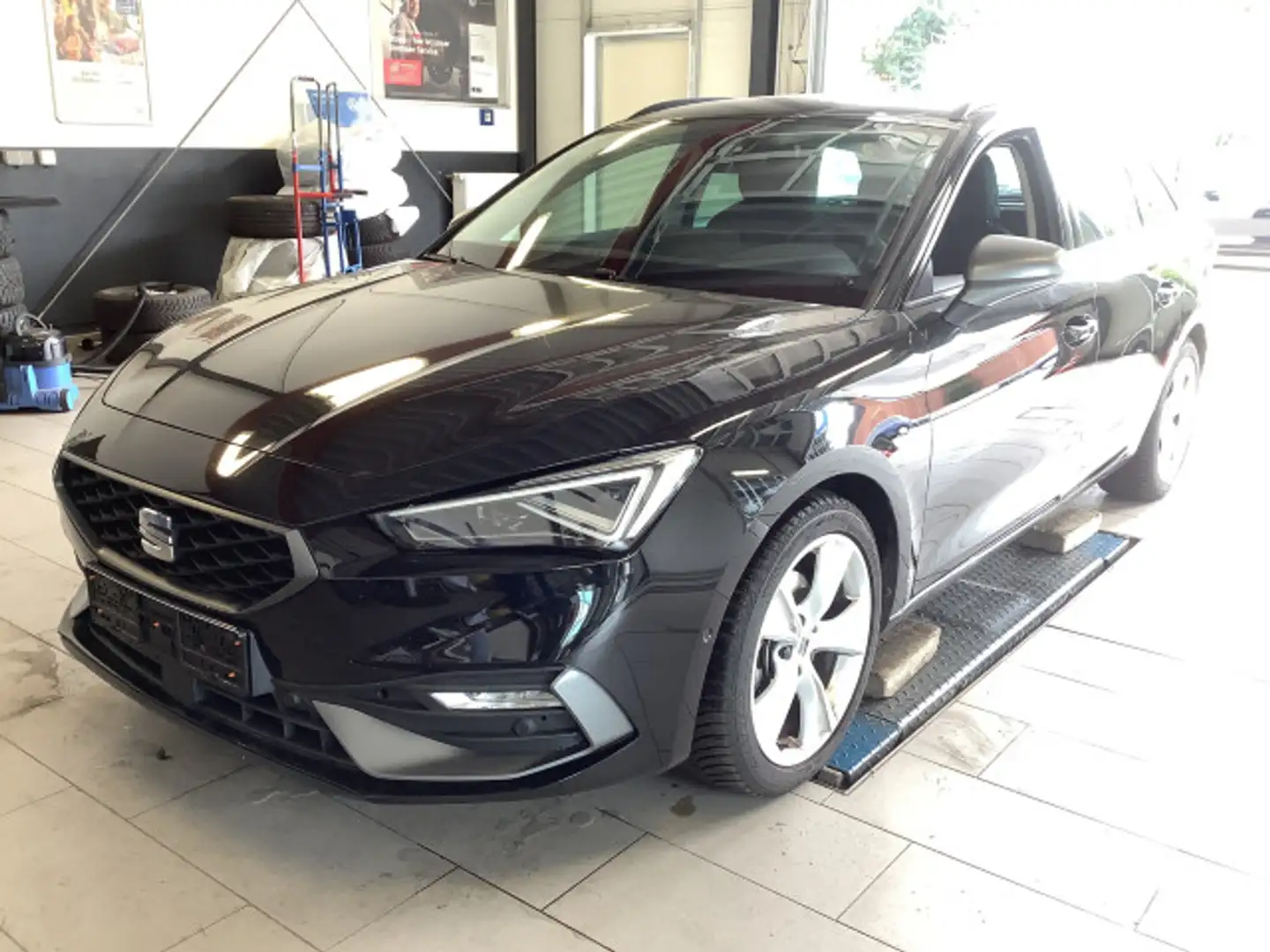 SEAT Leon 1.5 eTSI FR DSG Navi Kamera Matrix Sitzhzg Schwarz - 2