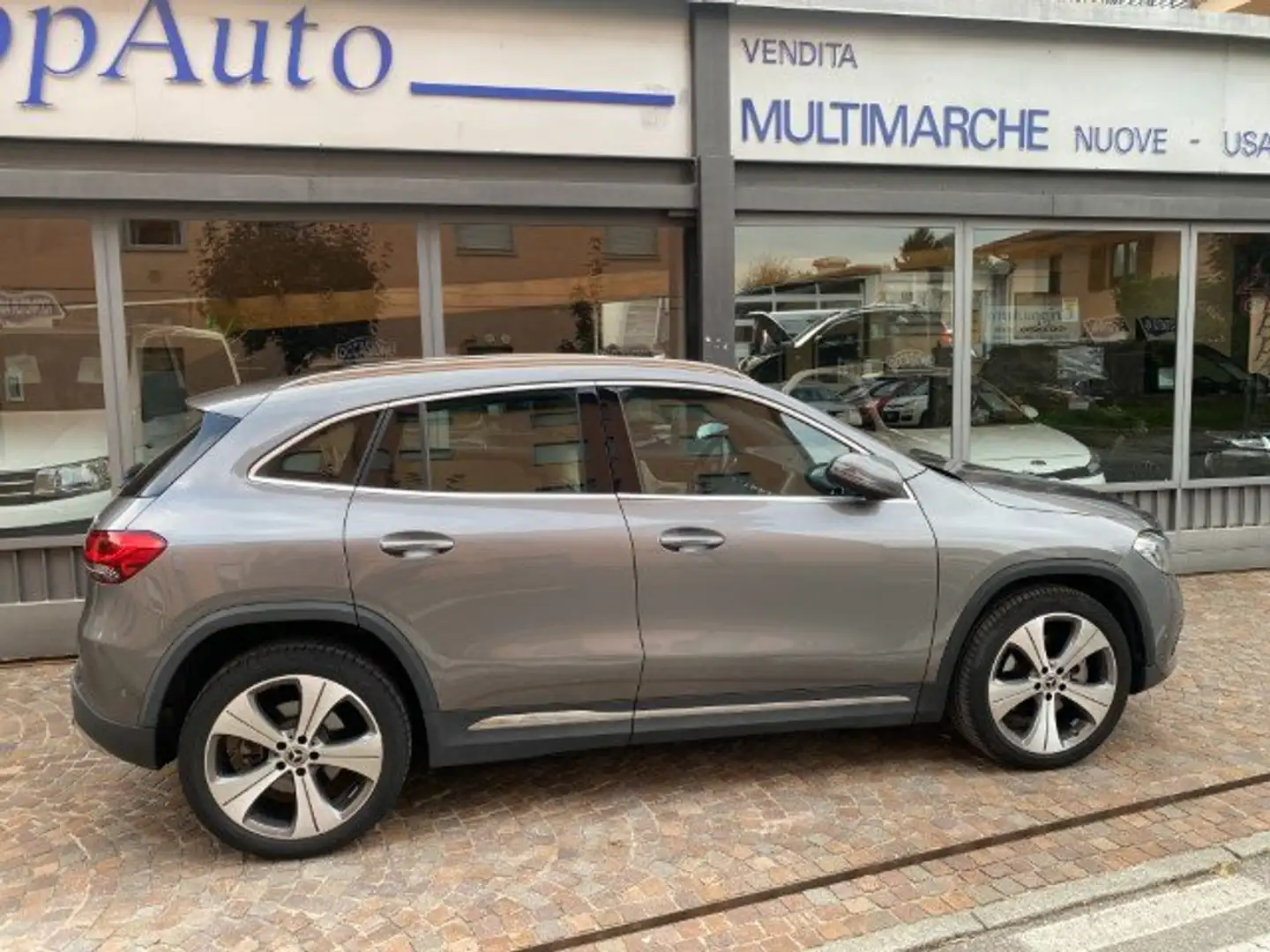 Mercedes-Benz GLA 220 d Sport Plus 4 Matic Automatico Gris - 2