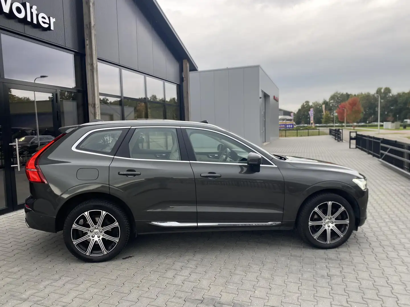 Volvo XC60 2.0 T5 AWD Inscription Luchtvering|B&W|Pano|360 Grijs - 2