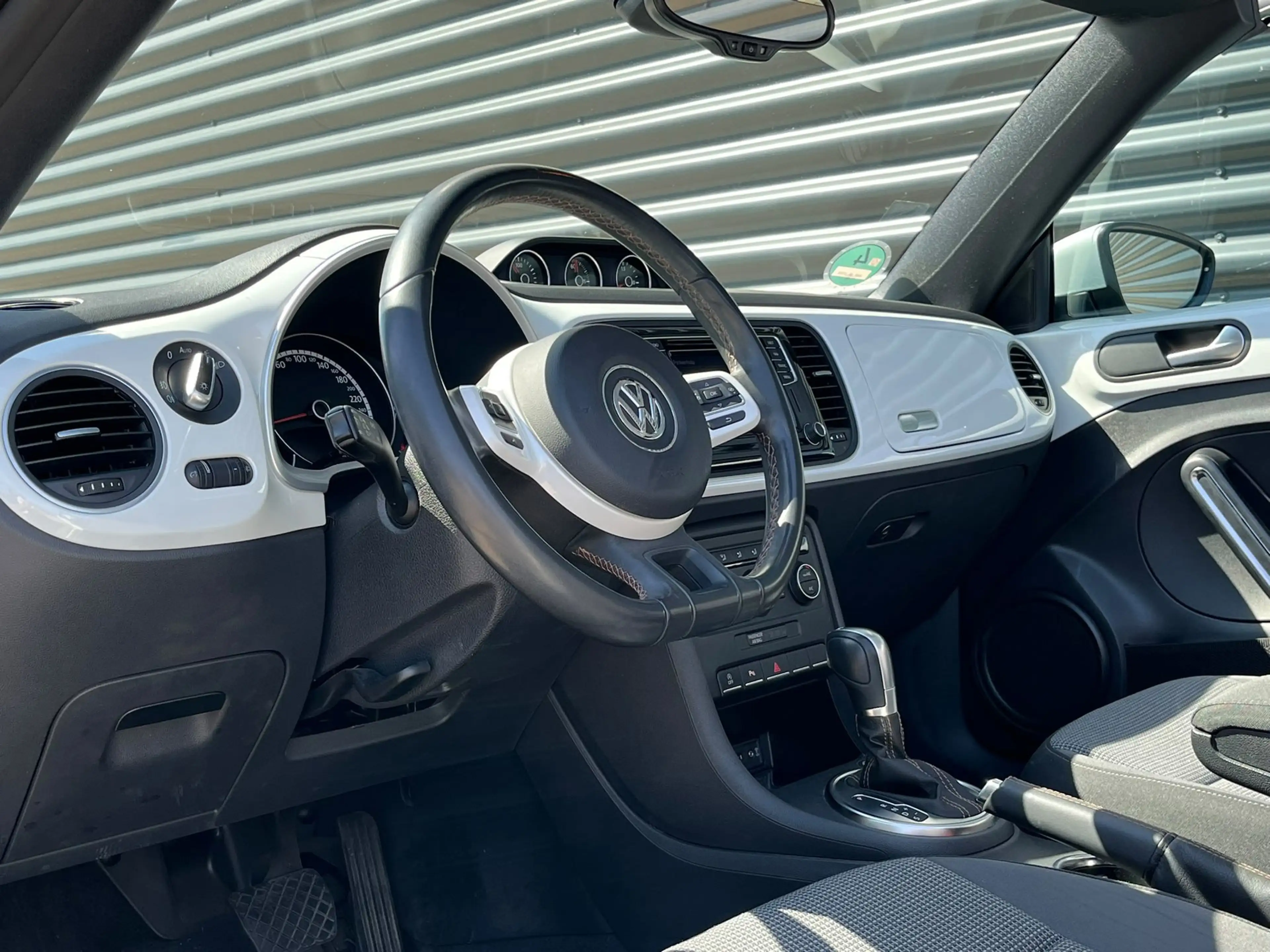 Volkswagen Beetle Cabriolet 1.4 TSI Aut. Cup Sport | LED | 19"LMV — photo 6