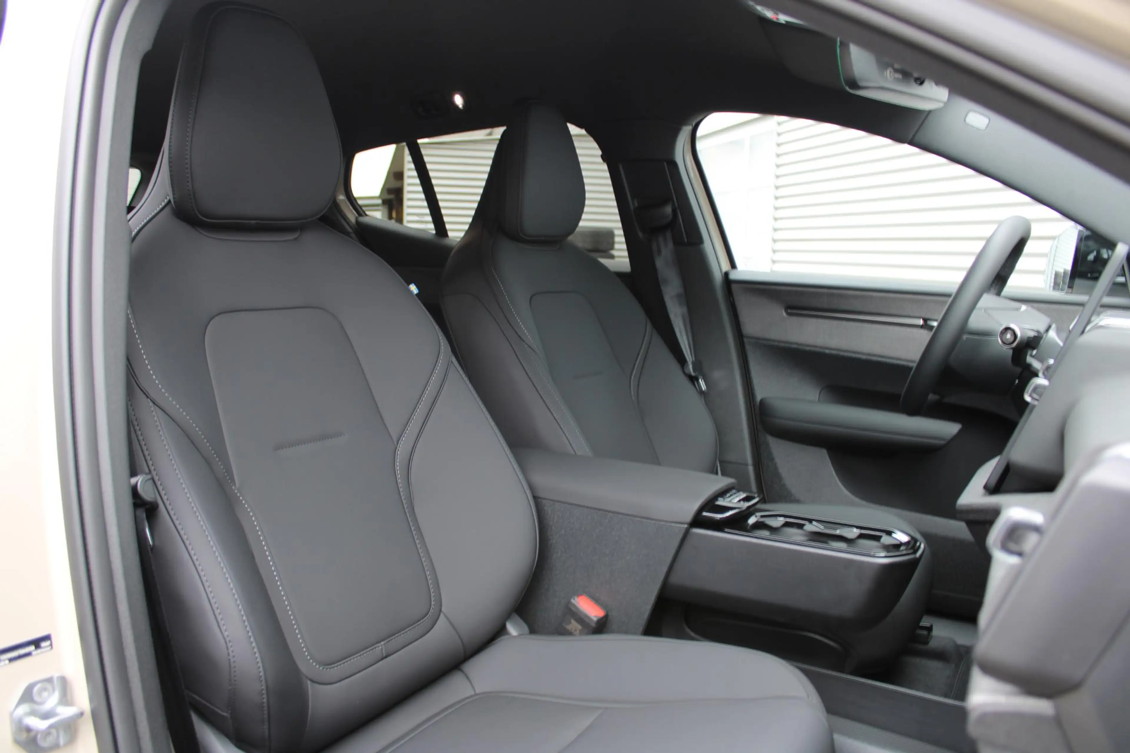 Volvo EX30 Cross Country P5 Long Range Plus Europa 69 kWh Ele — photo 3