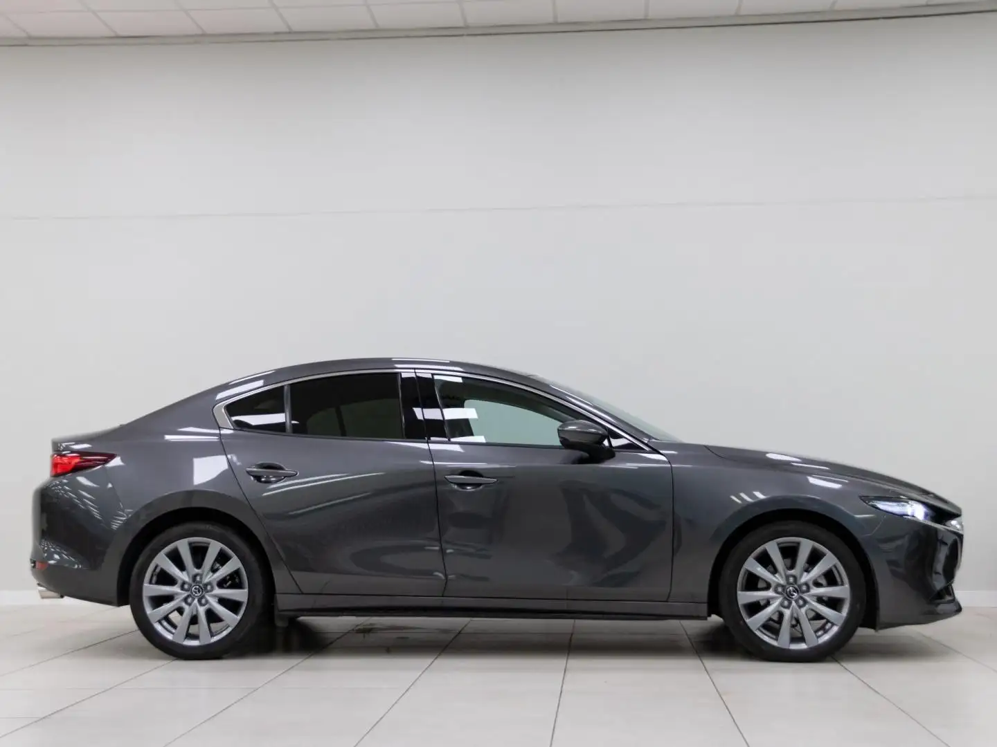 Mazda 3 Sedán 2.0 e-Skyactiv-G Exclusive-line 90kW Gris - 2