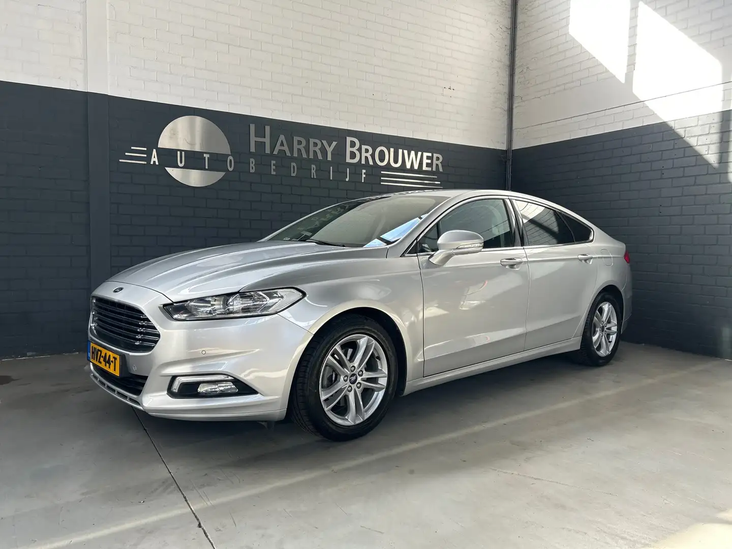 Ford Mondeo 1.5 Titanium, automaat, hatchback,/sedan Grau - 1