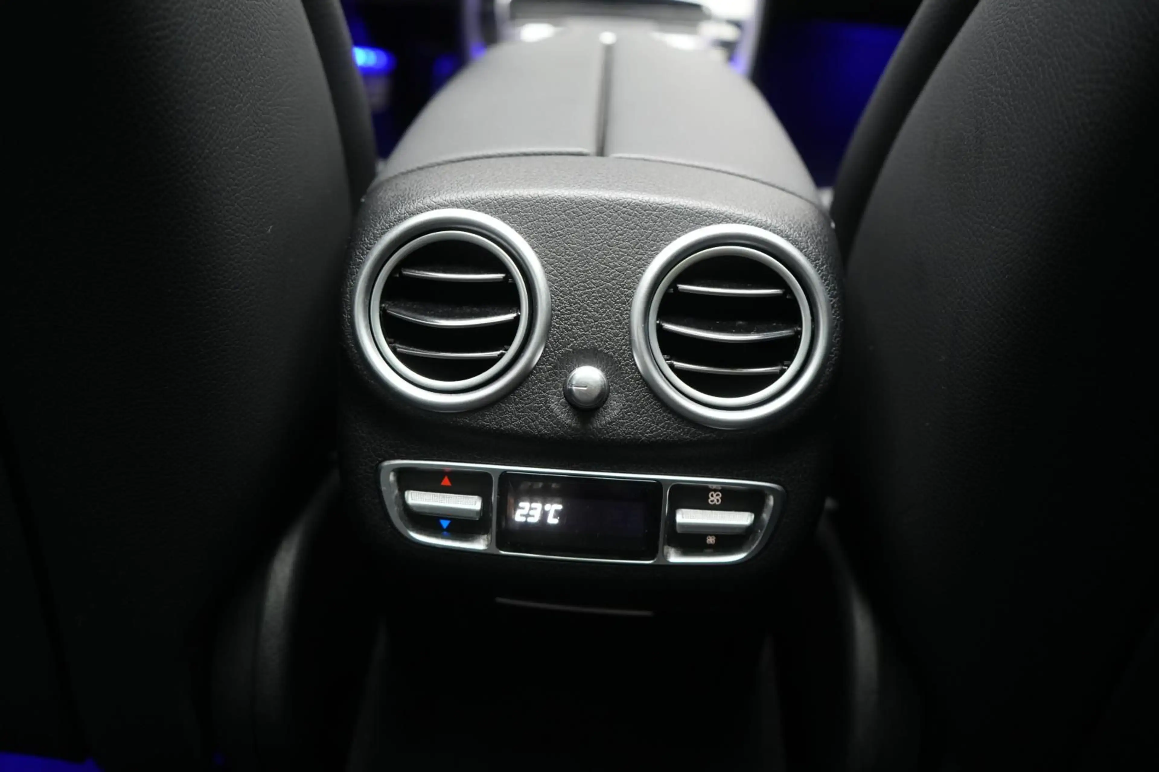 Mercedes-Benz E 300 de 4Matic 9G-Tronic AMG Line — photo 12