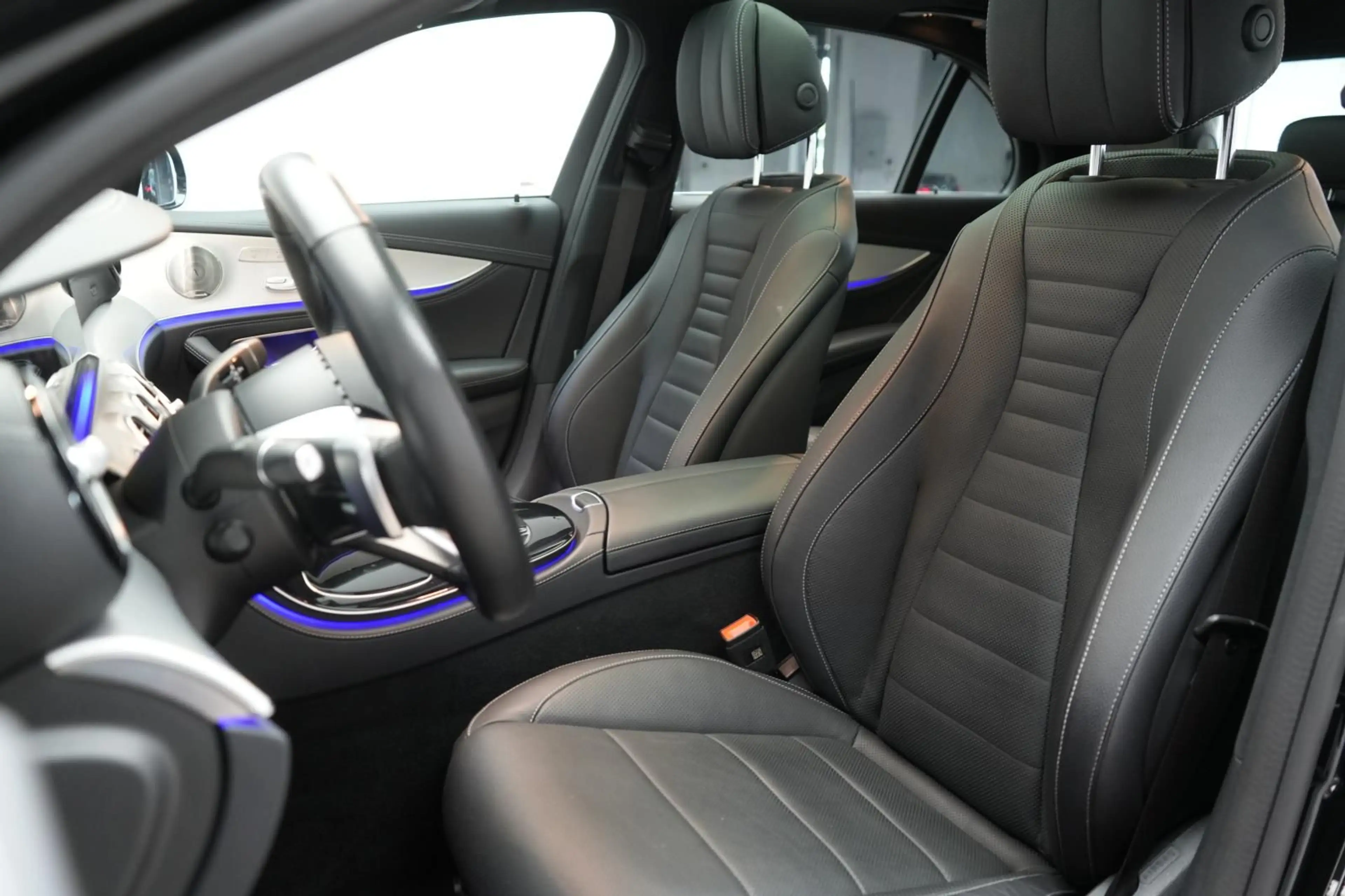 Mercedes-Benz E 300 de 4Matic 9G-Tronic AMG Line — photo 14
