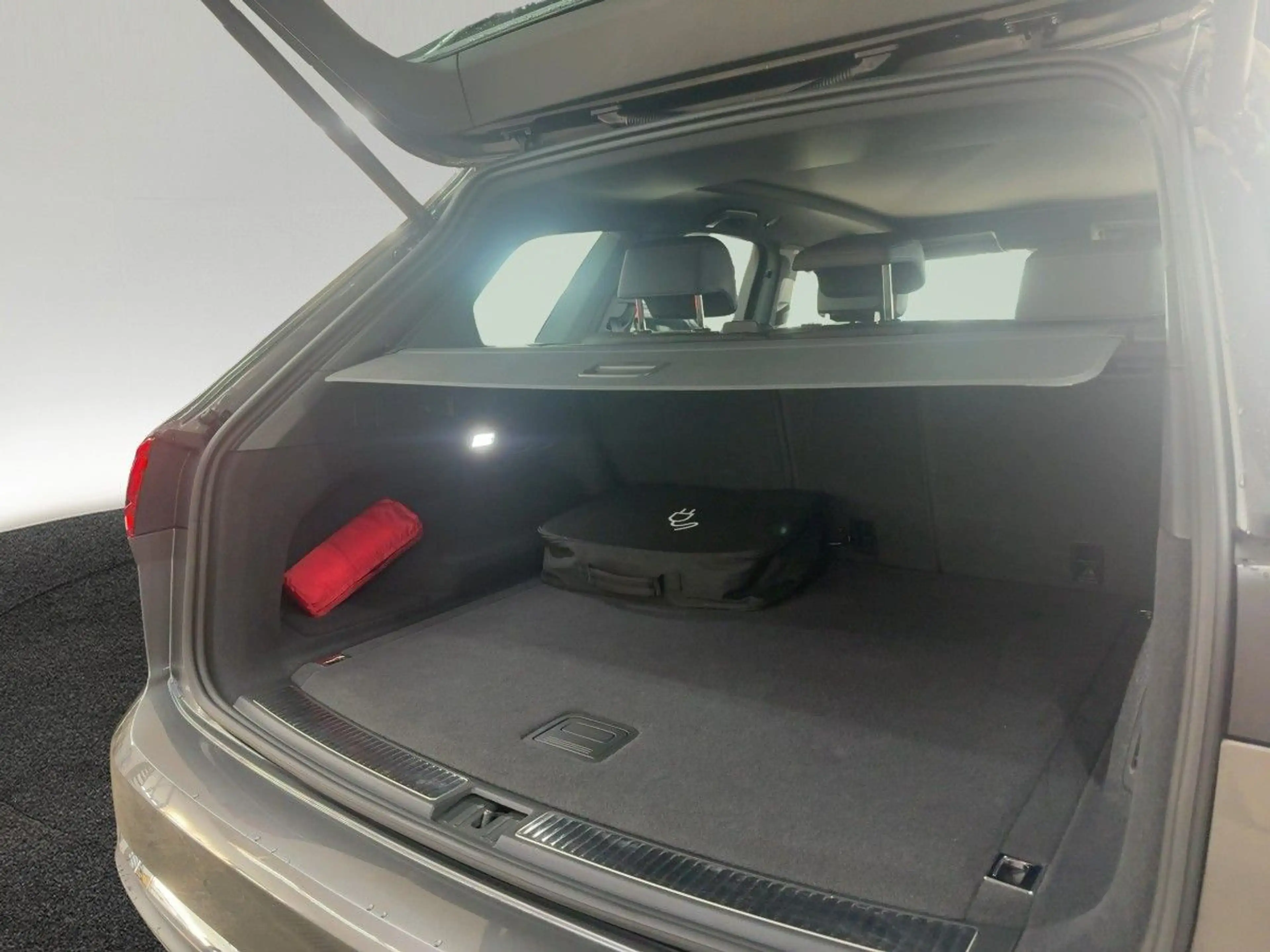 Volkswagen Touareg Elegance V6 eHybrid 4M PANO LUFT 360°KAM — photo 6