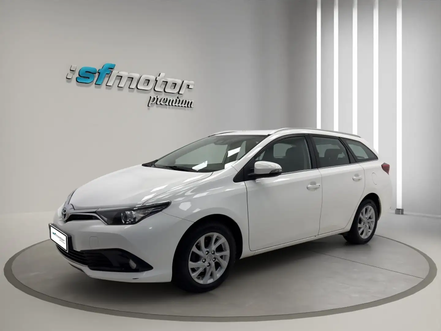 Toyota Auris Familiar Manual de 5 Puertas Blanco - 1