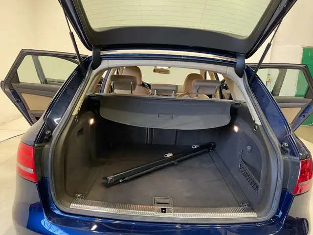 Audi A4 view 12