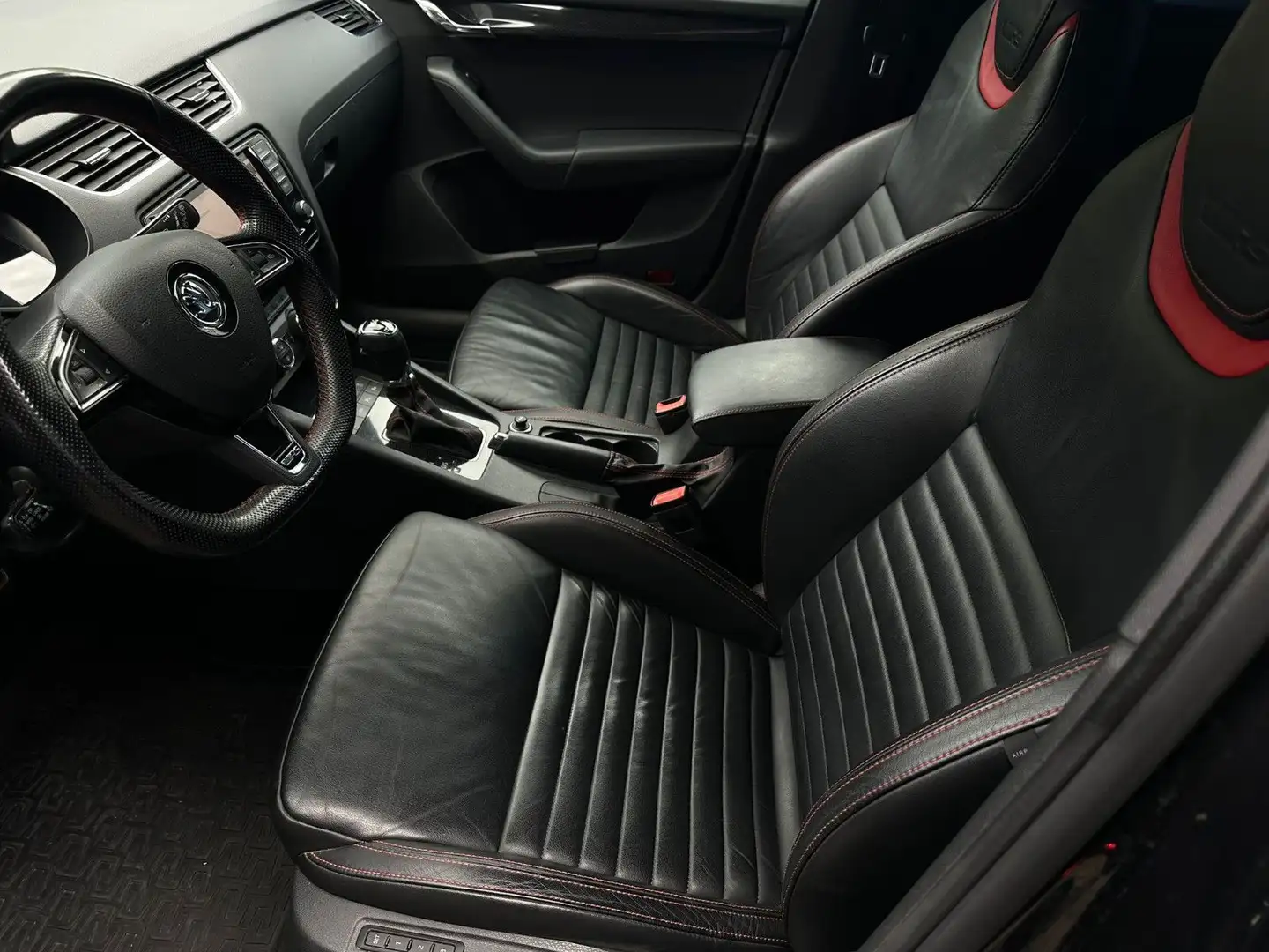 Skoda Octavia 2.0 TDI Combi RS ACC NAVI PANO AHK LEDER Schwarz - 2
