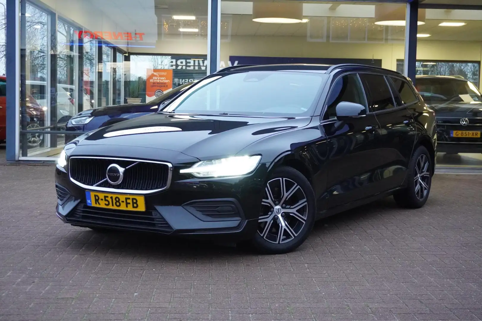 Volvo V60 2.0 B3 Essential Automaat | Airco | Navigatie | Ca Noir - 1