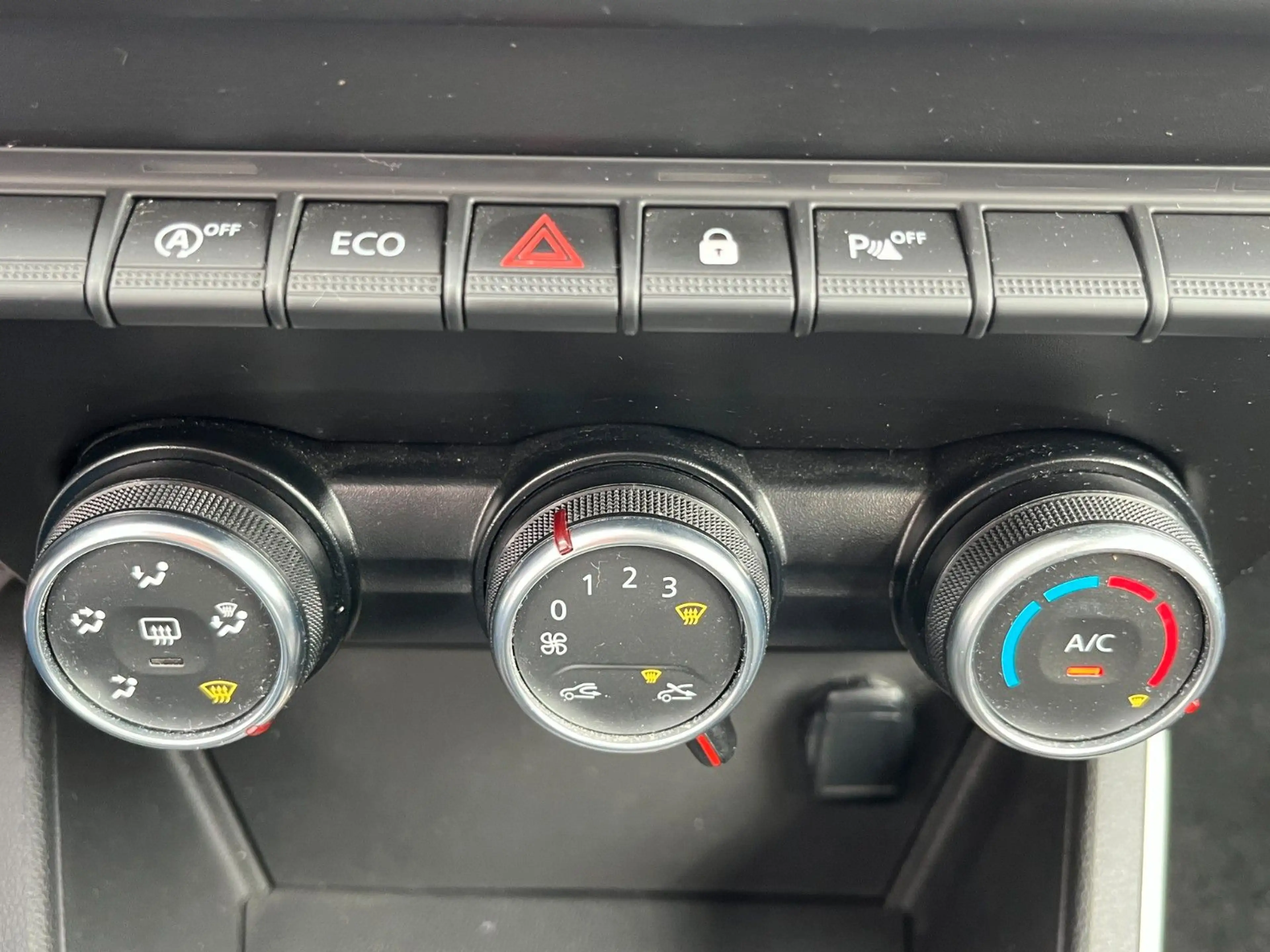 Dacia Duster II Prestige LGP (SHZ, KIMA, NAVI) — photo 12