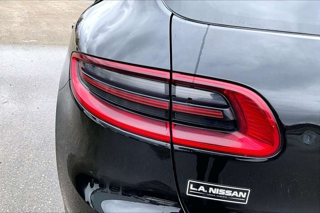 2017 Porsche Macan S thumb 30
