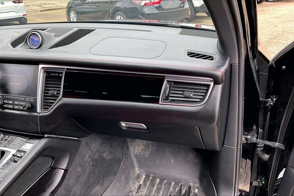 2017 Porsche Macan S thumb 16