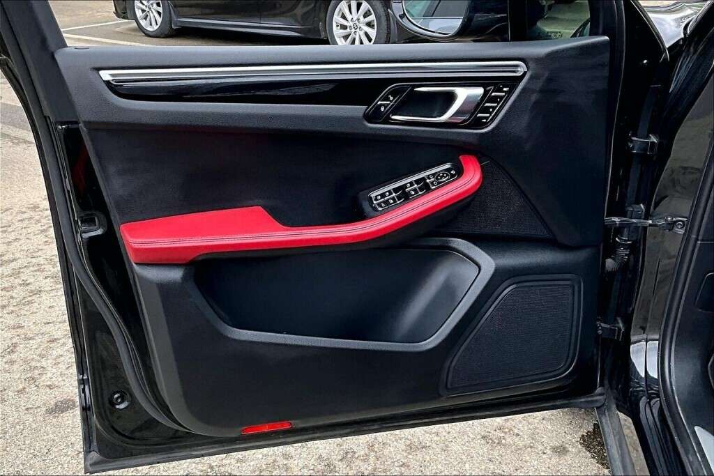 2017 Porsche Macan S thumb 23