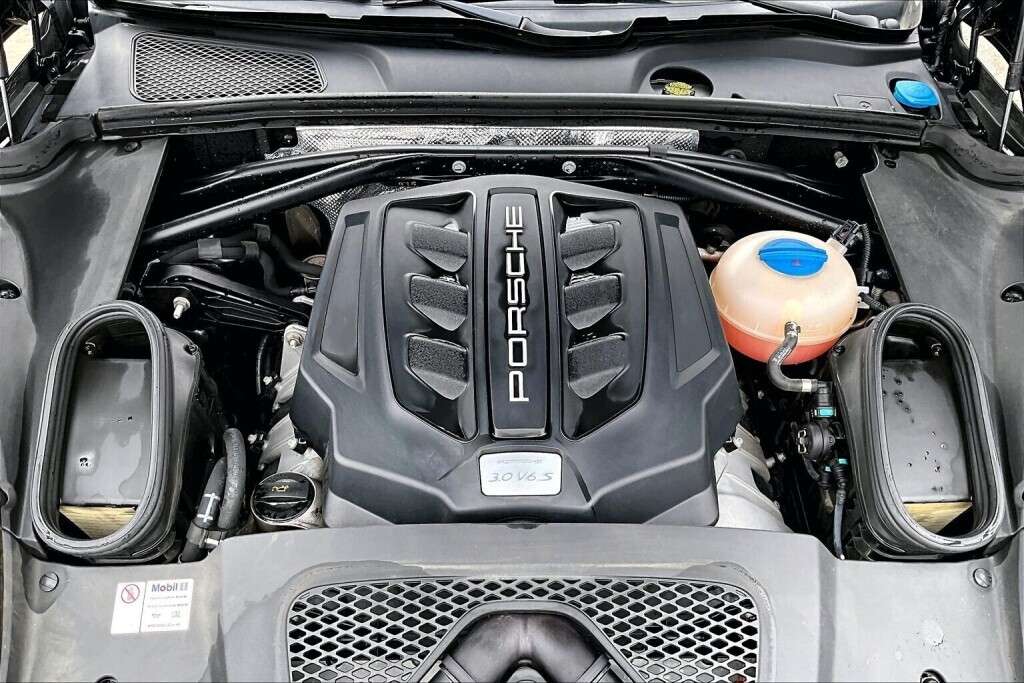 2017 Porsche Macan S thumb 10