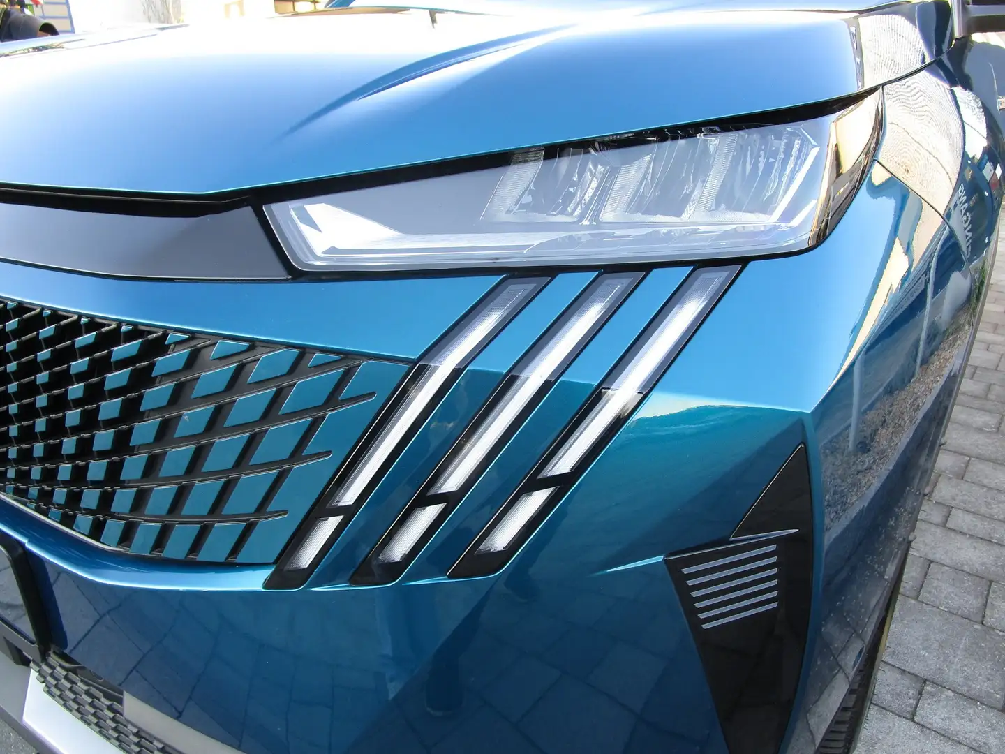 Peugeot 3008 Hybrid 136 Allure Bleu - 1