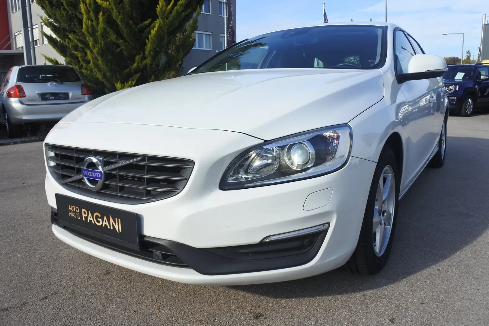 Volvo V60 V60 D3 Sport Geartronic/AHK/8FACH/NAVI/BI-XENON Weiß - 1