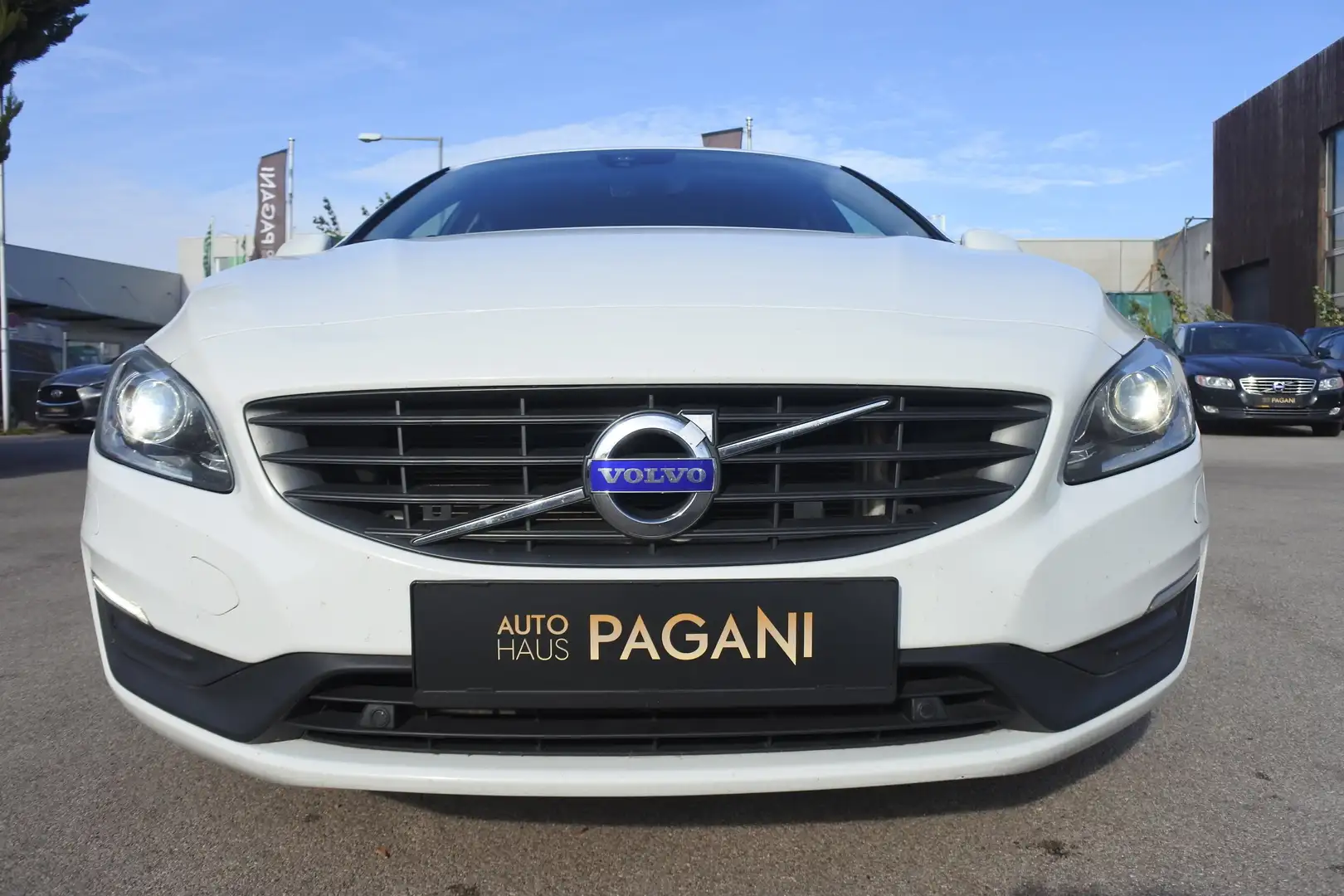 Volvo V60 V60 D3 Sport Geartronic/AHK/8FACH/NAVI/BI-XENON Weiß - 2