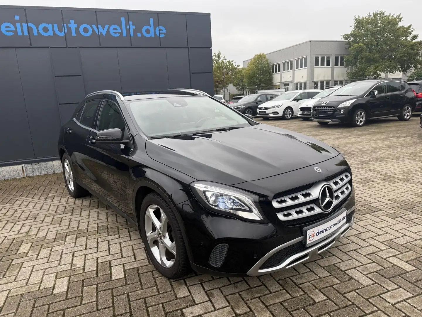 Mercedes-Benz GLA 200 *NAVI *Automatik Schwarz - 1