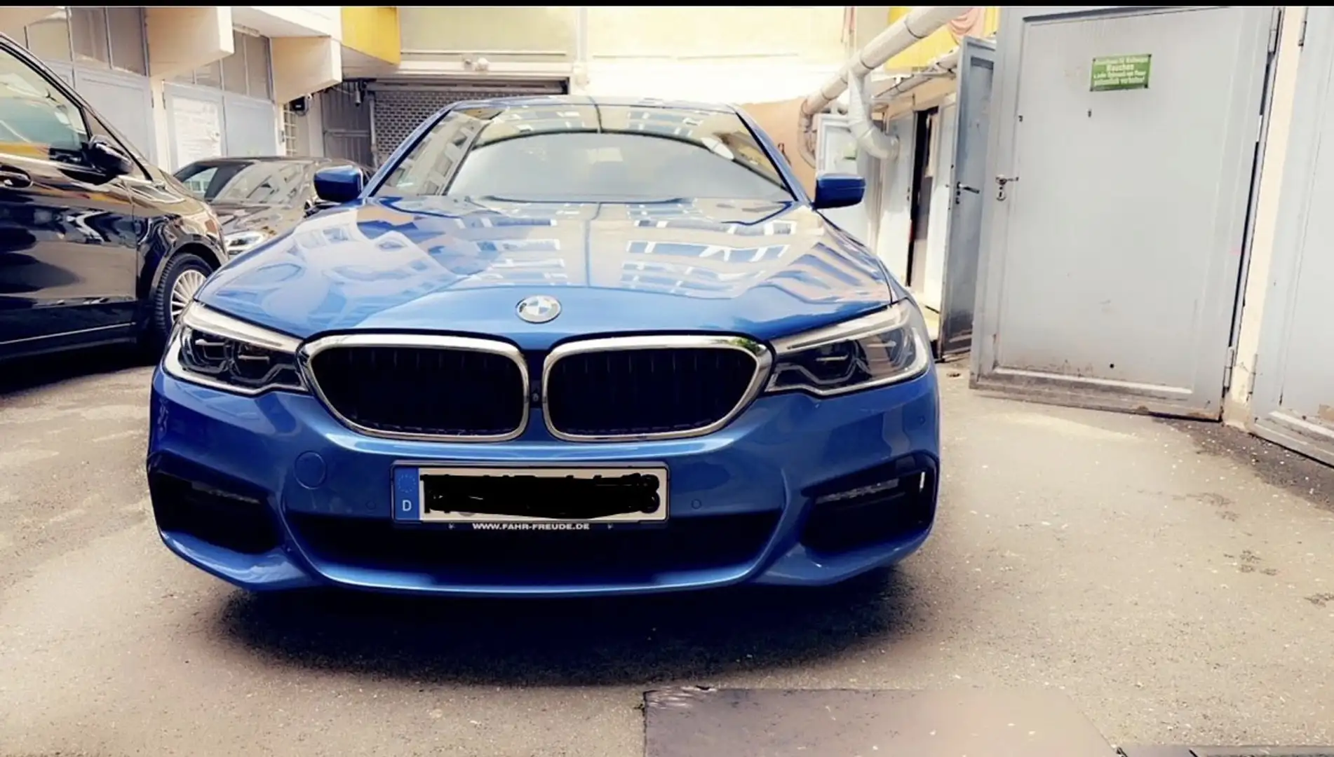 BMW 540 i xDrive M Sport Lim. (G30) individual Modrá - 2
