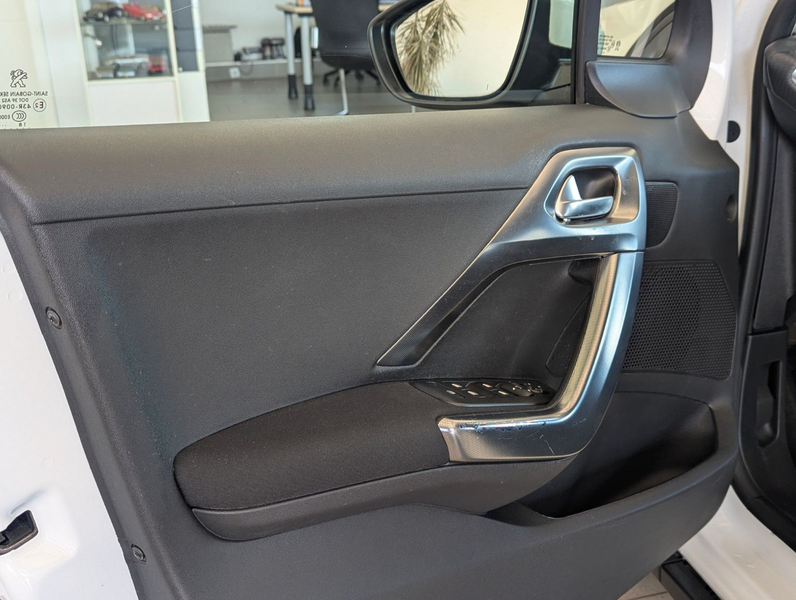 Peugeot 2008 1.2 Allure Aut /Navi /SHZ /PDC /T-Leder — photo 10