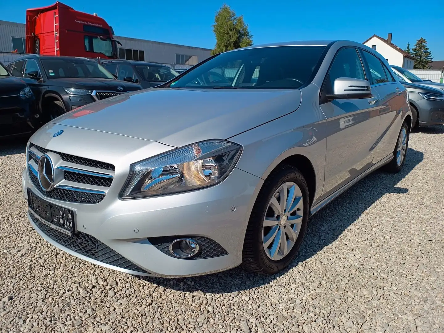 Mercedes-Benz A 180 BlueEfficiency, Navi, SHZ, PDC, Teilleder Silber - 1
