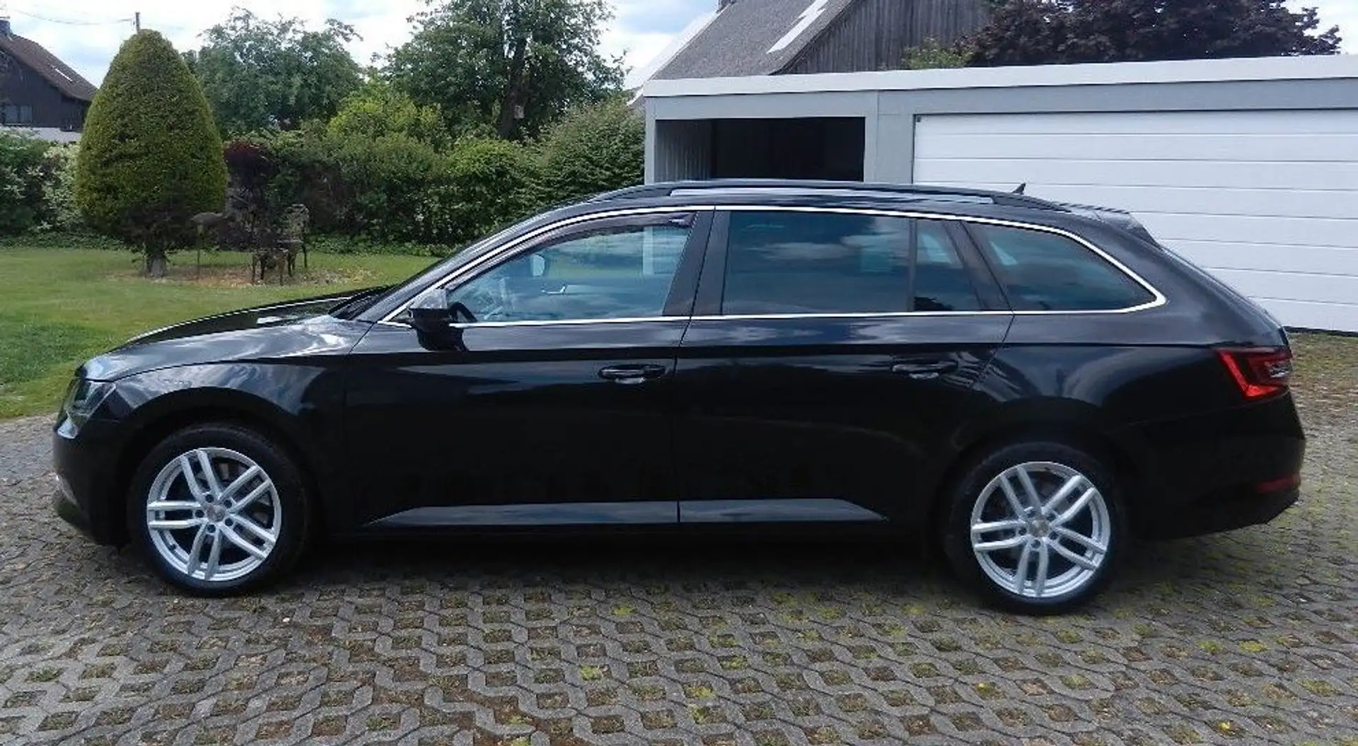 Skoda Superb Combi Ambition Navi AHK Kamera 8xAlu Schwarz - 2