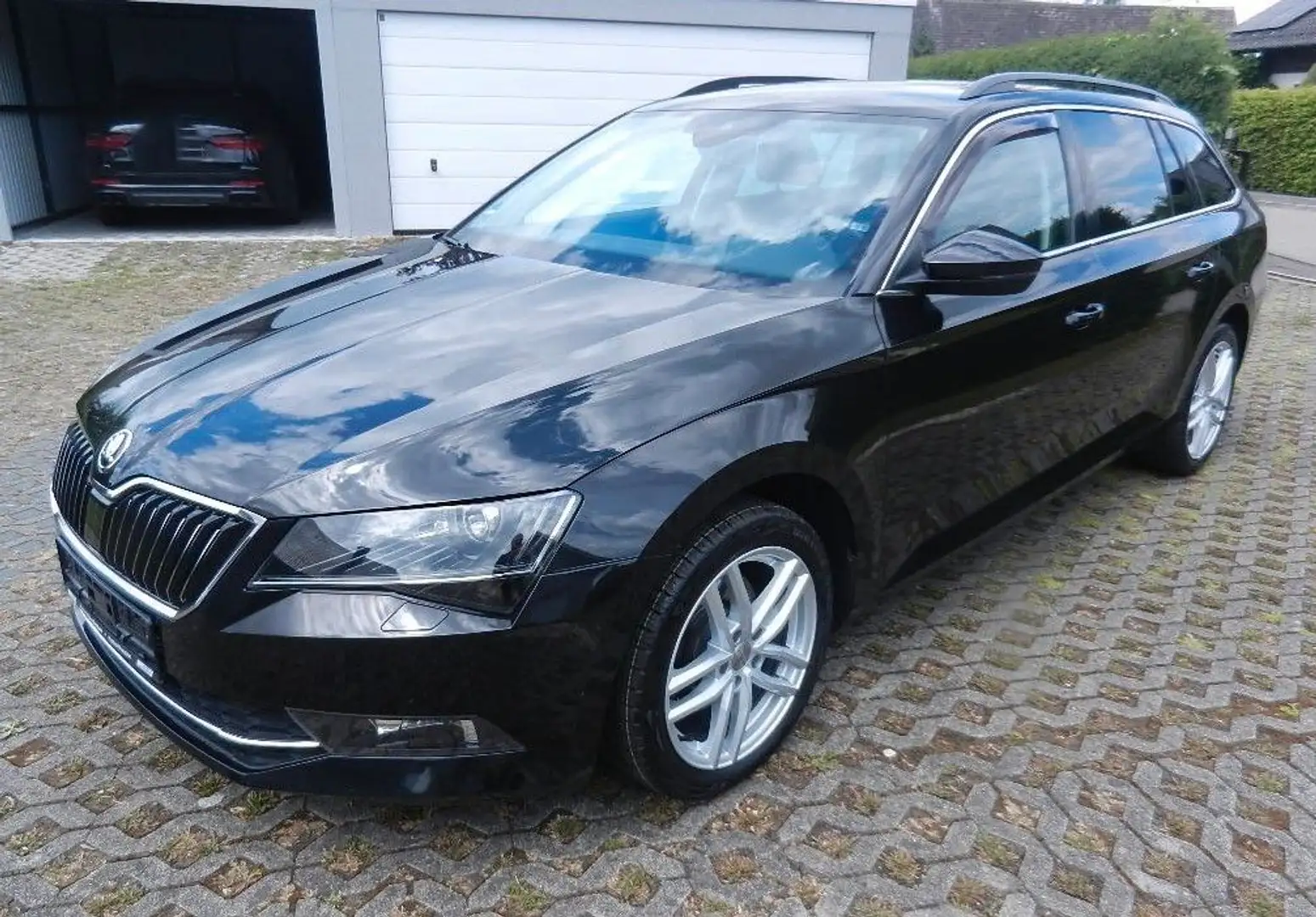 Skoda Superb Combi Ambition Navi AHK Kamera 8xAlu Schwarz - 1
