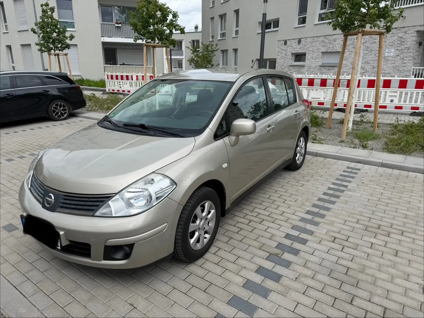 Nissan Tiida Beige - 1